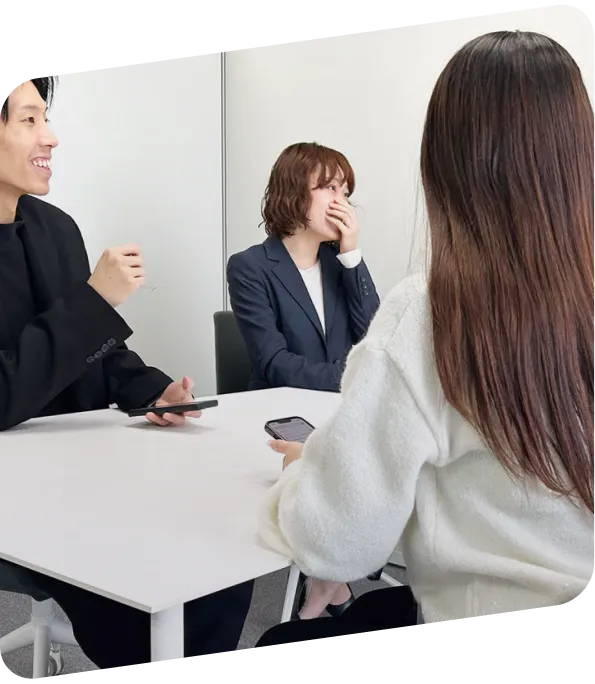 打ち合わせをしている社員たち