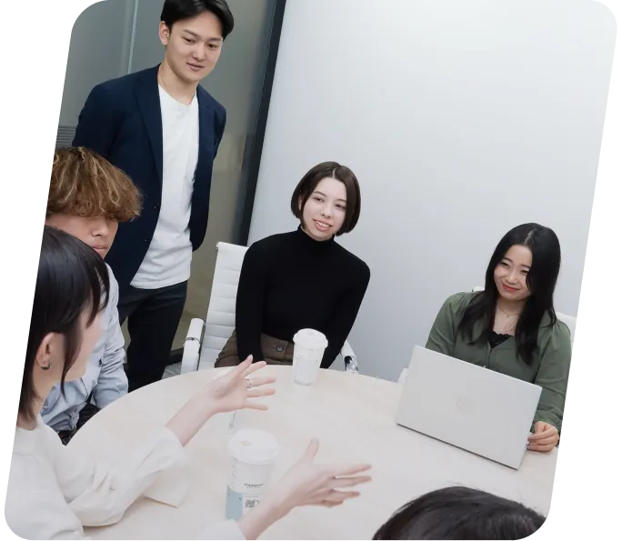 打ち合わせをしている社員たち