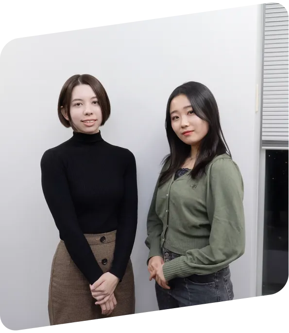 並んで立っている2人の女性社員