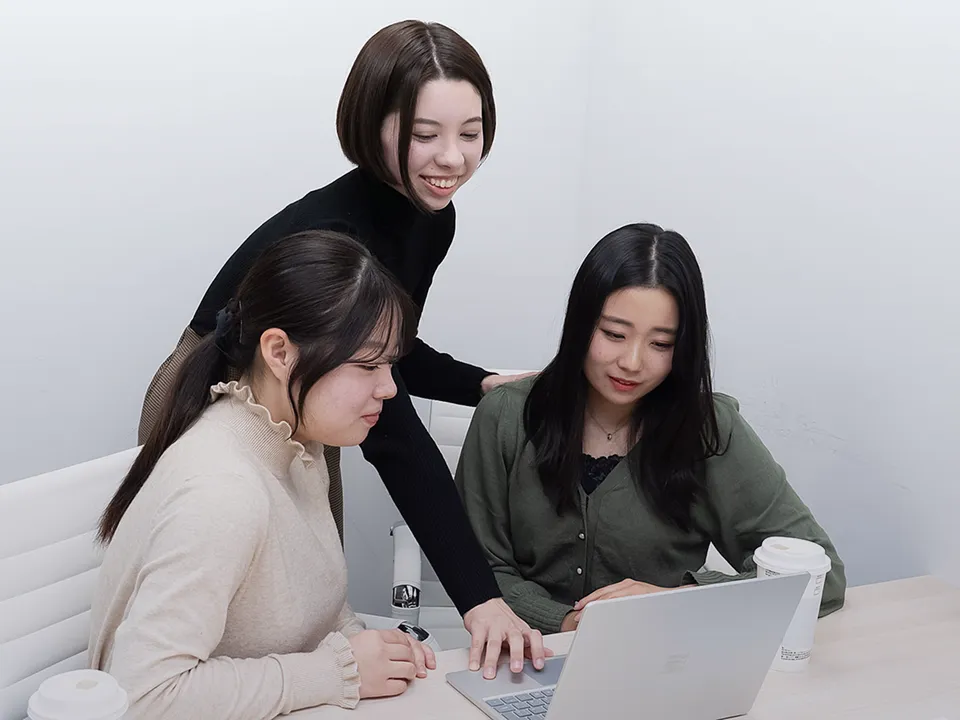 仕事をしている3人の女性社員