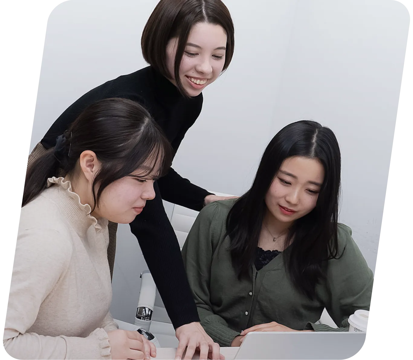 仕事をしている社員たち