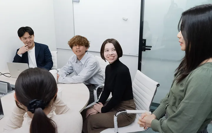 打ち合わせをしている社員たち