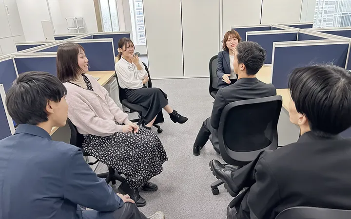 オフィス内で会話をしている社員たち