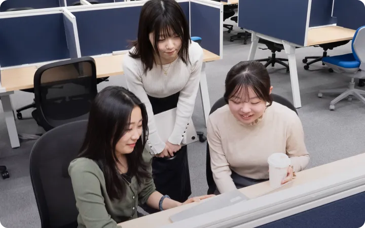 仕事をしている3人の女性社員