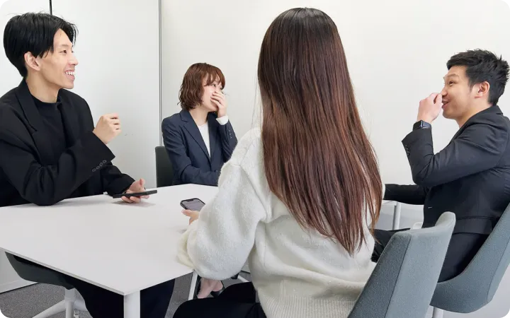 打ち合わせをしている社員たち