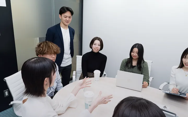 打ち合わせをしている社員たち