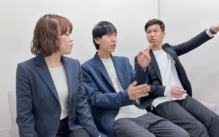 会話している3人の社員たち