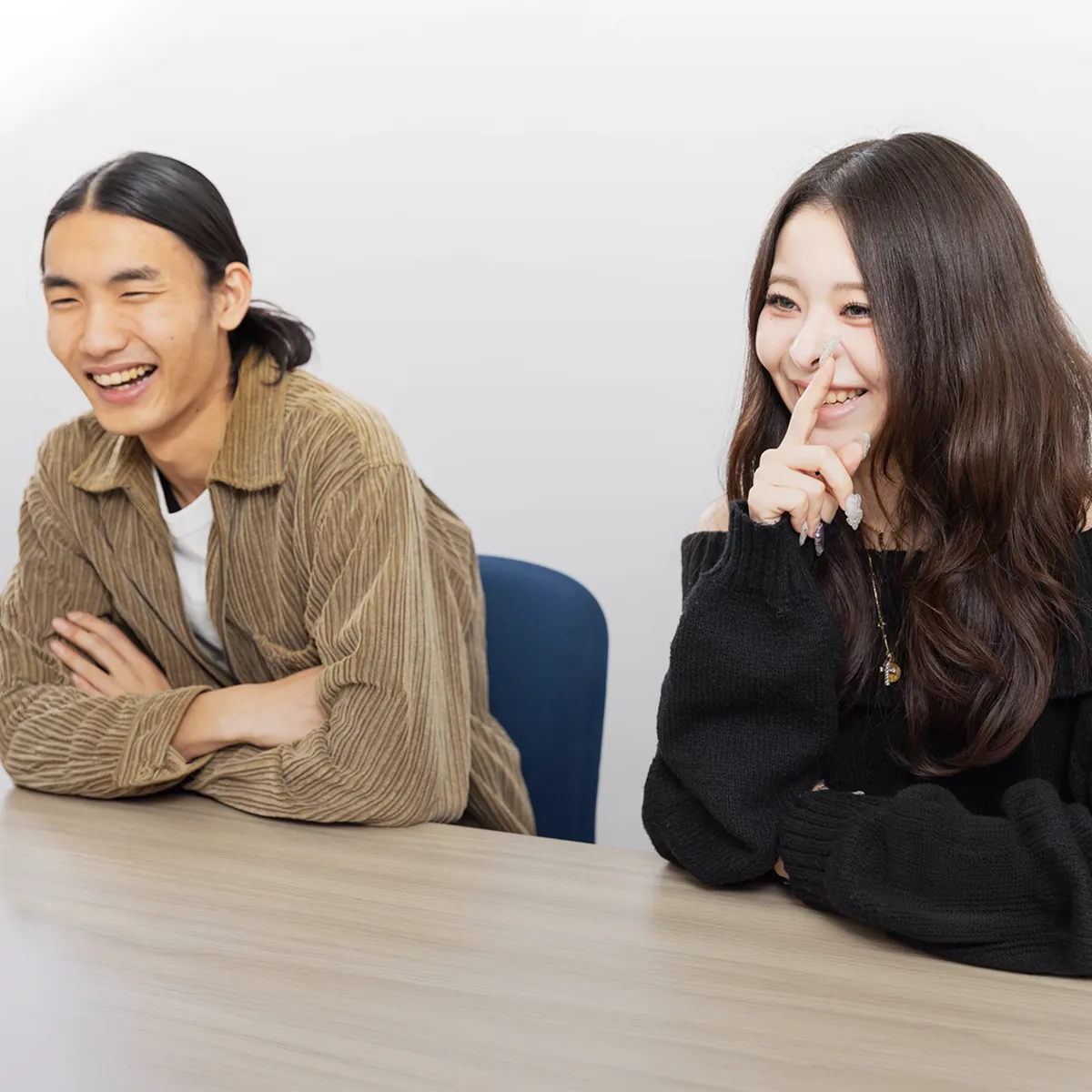笑顔の男性社員と女性社員