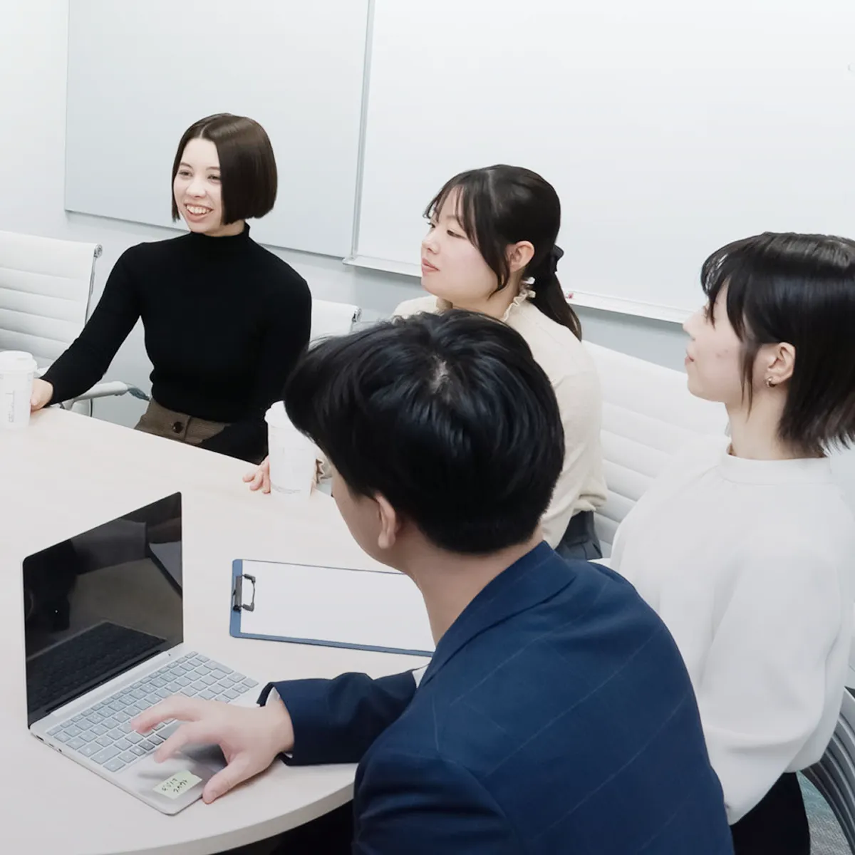 会話している社員たち