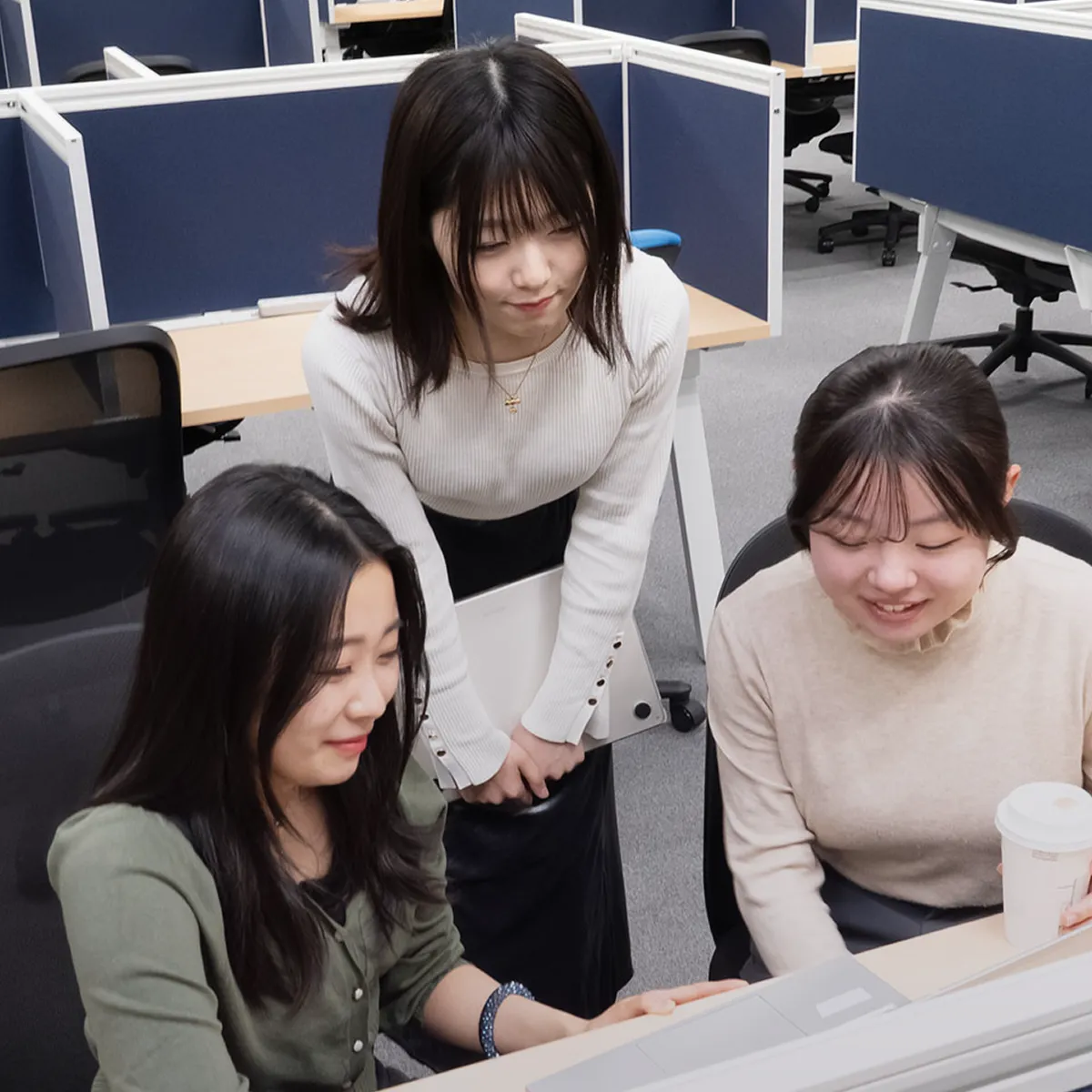 仕事をしている3人の女性社員