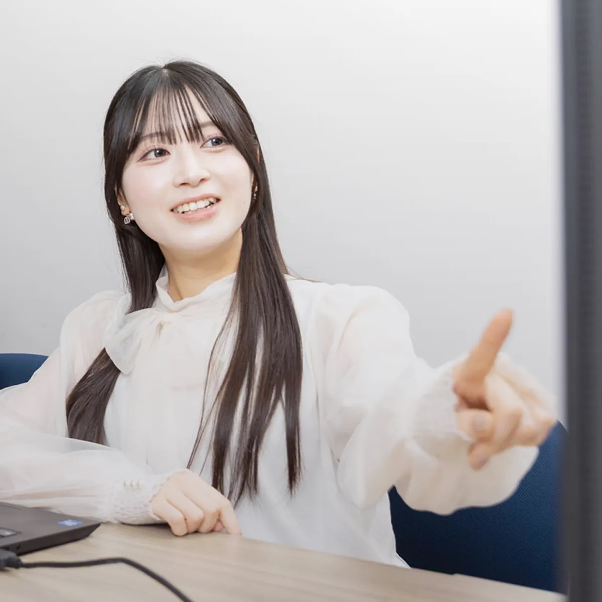 仕事をしている女性社員