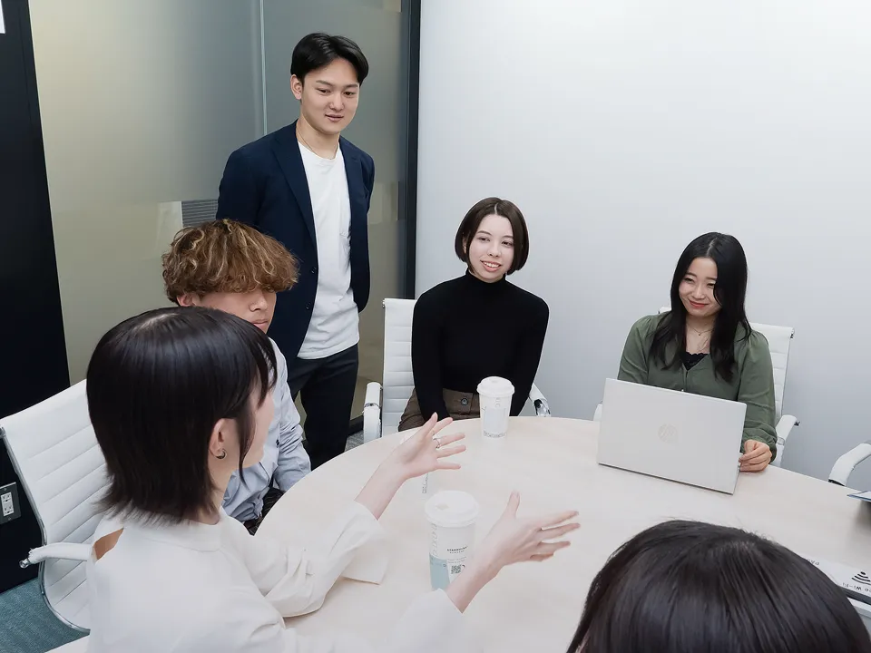 仕事をしている社員たち